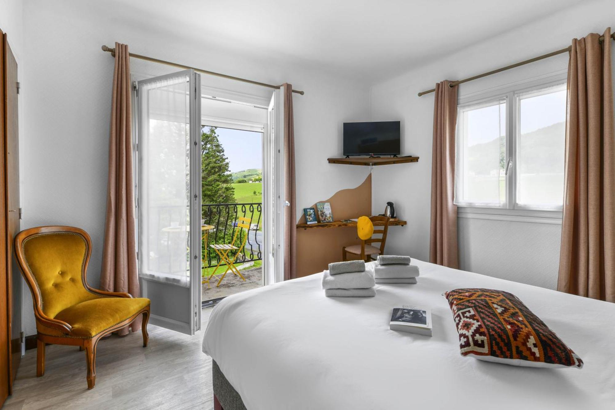 Logis Hotel Restaurant Espelletenia Larceveau-Arros-Cibits ภายนอก รูปภาพ